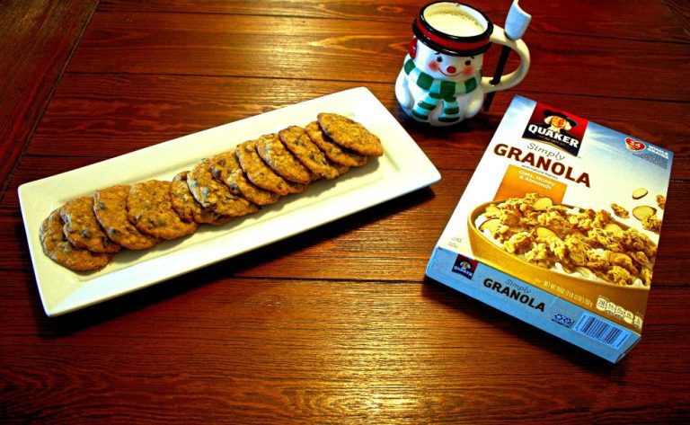 Holiday Recipe: Quaker® Simply Granola Oats, Honey & Almonds are #SimplySatisfying in Chocolate Chip Cookies
