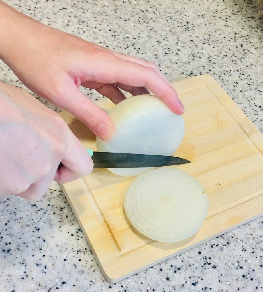 Slice onion carefully into thin slices. 