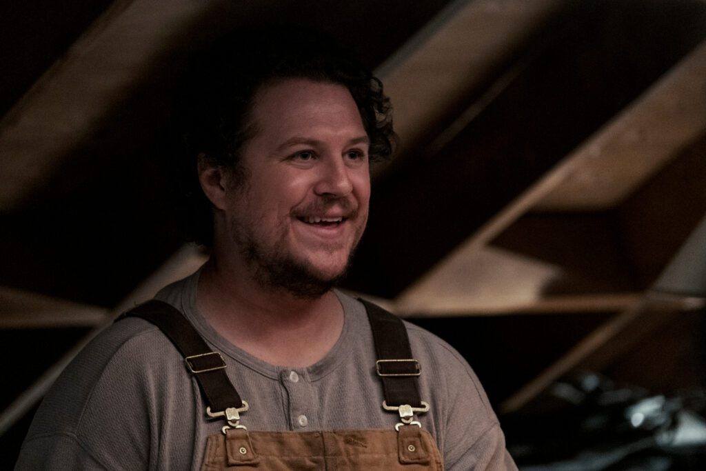 Cameron Britton as Buell in episode 108 of The Woman in the House Across the Street from the Girl in the Window.