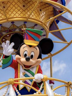 Disney World FastPass: Mickey Mouse waves from a hot air balloon.