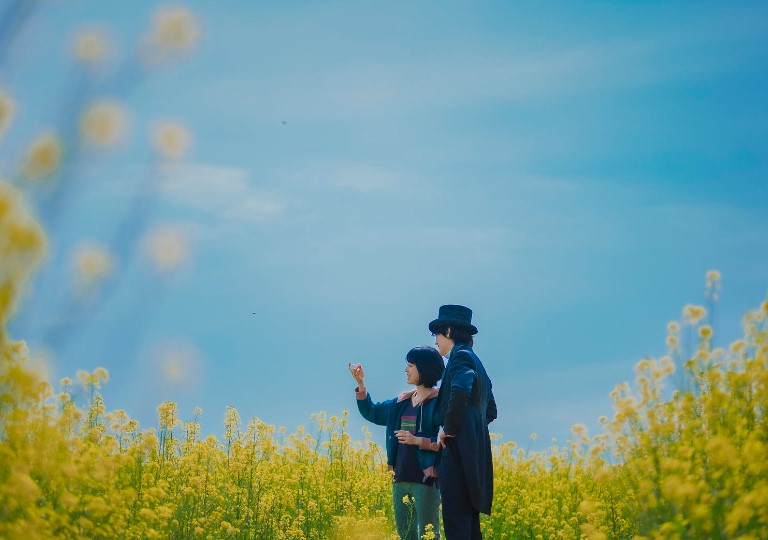 Ri-eul and Ah-yi in a field of flowers