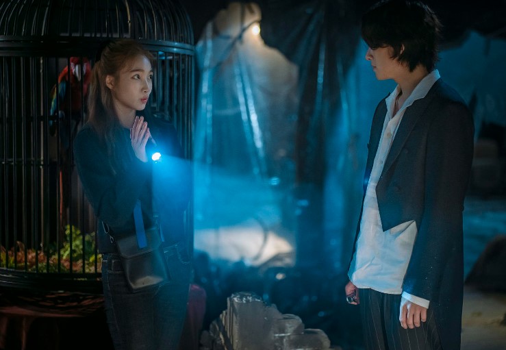 encounter between Ri-eul and Baek Ha-na as she snoops around in the sound of magic