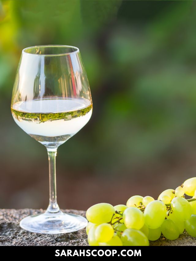 sauvignon blanc vs pinot grigio: wine glass and grapes