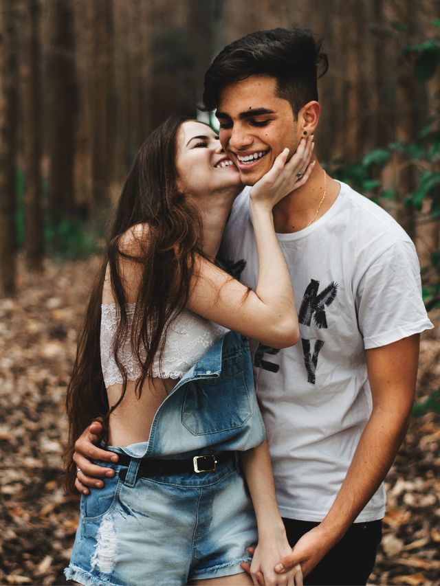 couple kissing in the woods