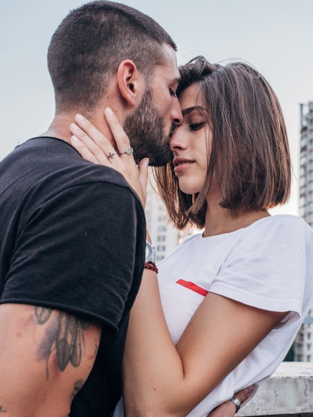 couple kissing in city