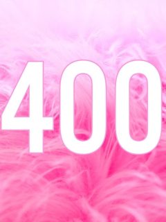 400 angel number on pink background