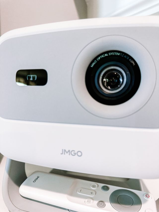 JMGO N1 portable projector with remote.