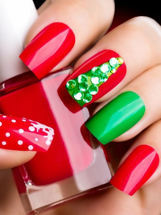 25 Festive Red and Green Christmas Nail Ideas to Try in 2023