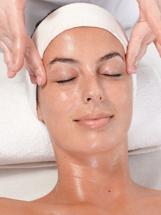 A woman receiving a facial massage at a spa.Keywords: Photo Facial