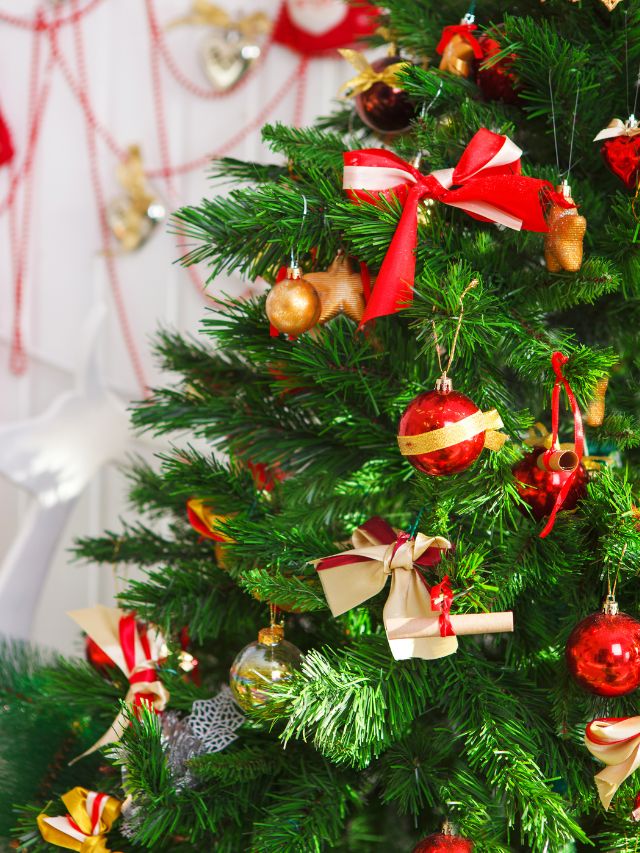 A christmas tree decorated with red and gold ornaments.