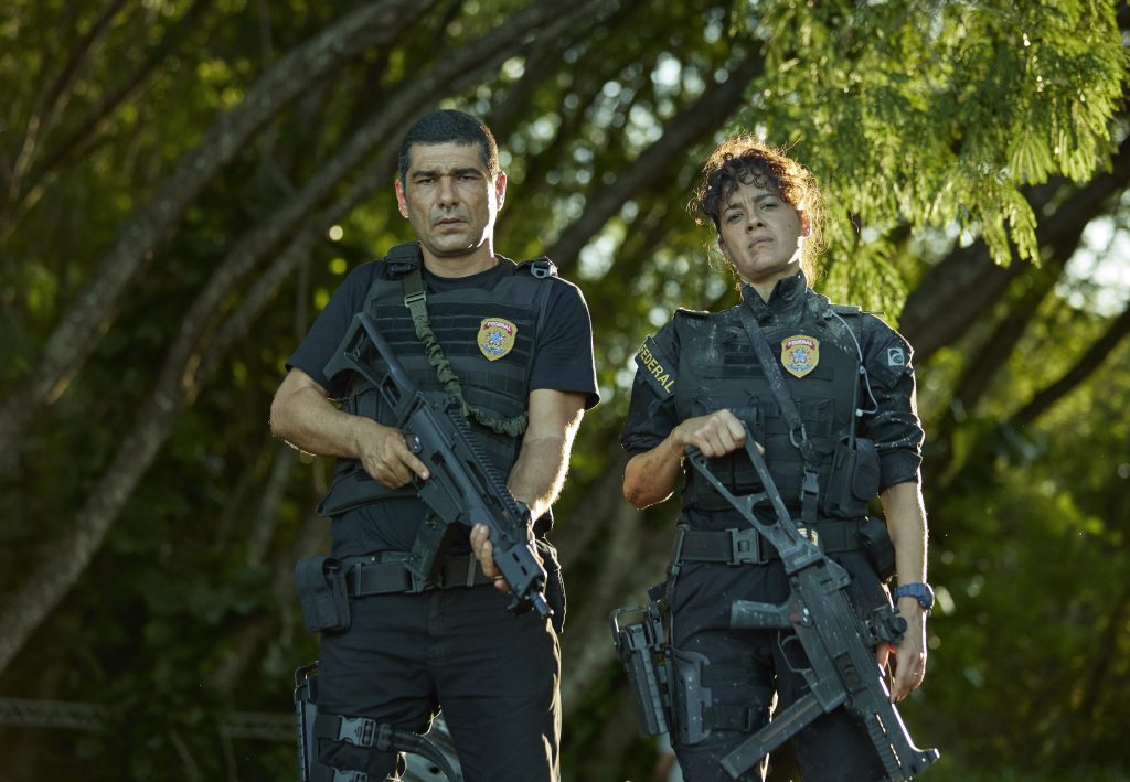 Rômulo Braga as Benício, Maeve Jinkins as Suellen at DNA do Crime.