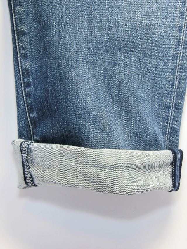 A close up of a pair of blue jeans.