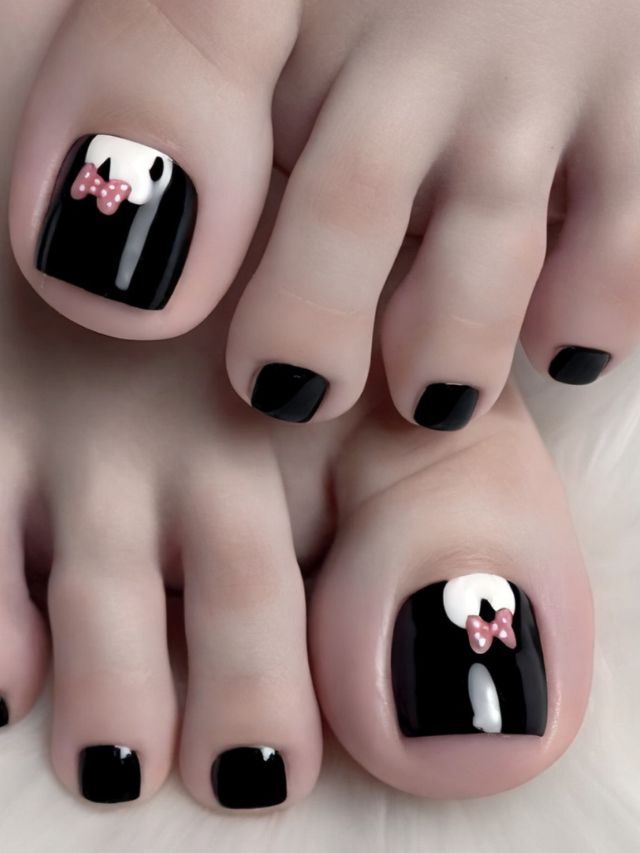 Hello kitty toe nails with bows on them.